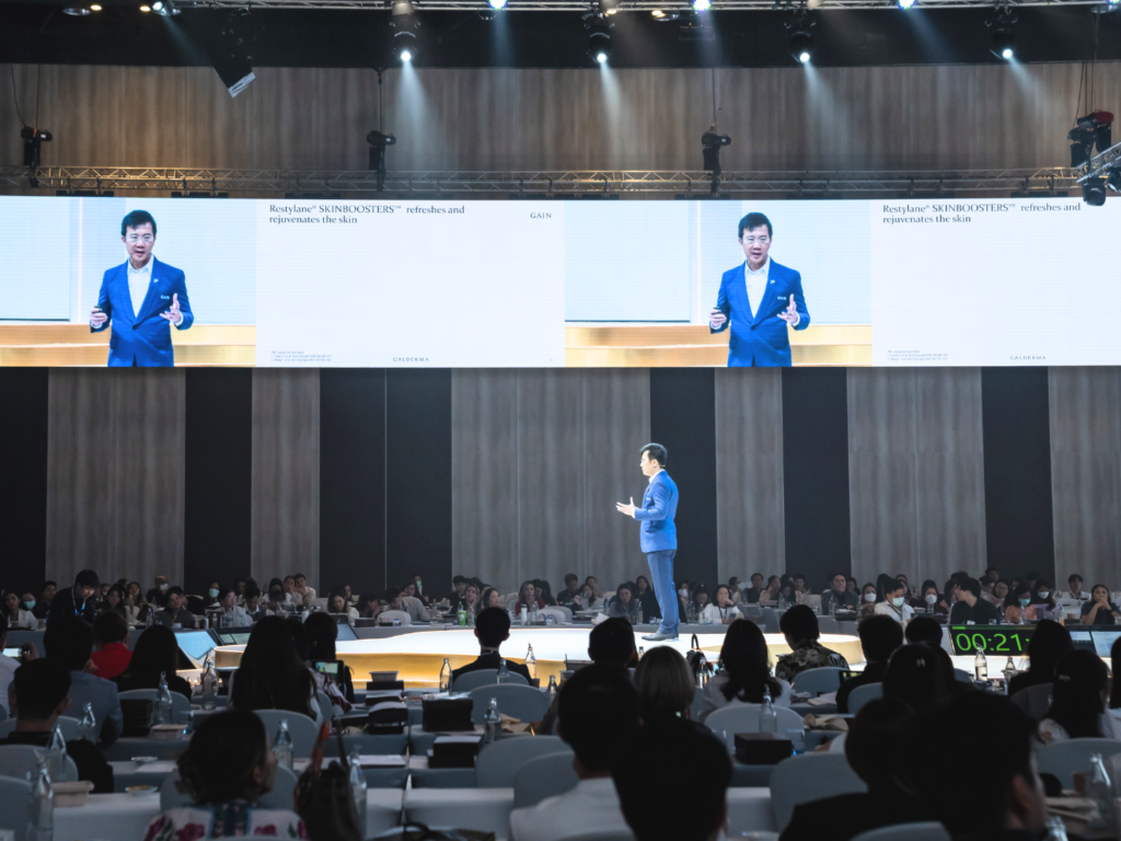 คุณหมอพุฒิพงศ์ ขึ้นบรรยายเรื่องฟิลเลอร์ เวทีใหญ่ งาน Academic Day